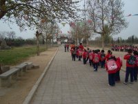 來到了東海神廟遺址，帶領(lǐng)幼兒參觀。