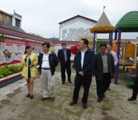 幼兒園黨支部書記、園長(zhǎng)朱曉春向督導(dǎo)組一行介紹群眾路線活動(dòng)開展情況