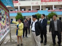 幼兒園黨支部書記、園長(zhǎng)朱曉春向督導(dǎo)組一行介紹群眾路線活動(dòng)開展情況