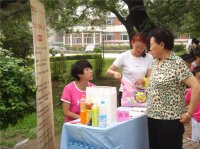 認(rèn)真接待咨詢家長，歡迎您大寶寶來到博雅幼兒園！