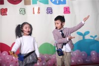 我和小伙伴在表演快板！