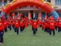 手中舞動(dòng)著大紅的四方旗，學(xué)前班的孩子演完打擊樂(lè)，又向我們展示了意氣風(fēng)發(fā)的《旗操》。