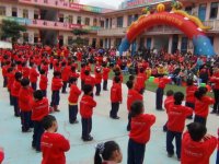 全園師生向家長(zhǎng)們展示早操《迎向朝陽(yáng)》。