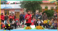 　　　　黃園長向幼兒水果的色、味、吃的方法及如何講究衛(wèi)生。