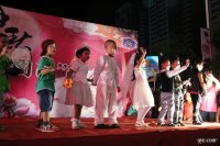 參加贛州大潤(rùn)發(fā)組織的“中秋節(jié)晚會(huì)”上表演 中華民族的節(jié)日有很多，中秋節(jié)是中華民族的傳統(tǒng)節(jié)日。“月到中秋分外明”，金秋送爽，丹桂飄香。金子塔幼兒參加了大潤(rùn)發(fā)組織的“文化大餐”中秋晚會(huì)演出。幼兒表演兩個(gè)節(jié)目，得到大家的好評(píng)。