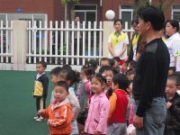 老師們、家長們、幼兒們一起參加升旗儀式！