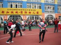 家長們你追我閃，背著寶寶們揪尾巴呢！