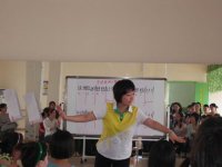 戴園長正在指揮學(xué)生們聯(lián)系打擊樂節(jié)奏！