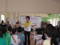 戴園長正在指揮學(xué)生們聯(lián)系打擊樂節(jié)奏！
