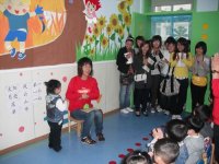 學(xué)生們觀摩苗二班的教學(xué)活動