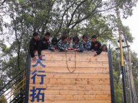 “絕壁求生”，戴園長正在和老師們研究解救方案