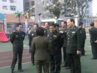 總后首長(zhǎng)在詢問園所的情況。