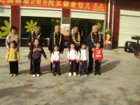 離休老干部來(lái)到幼兒園